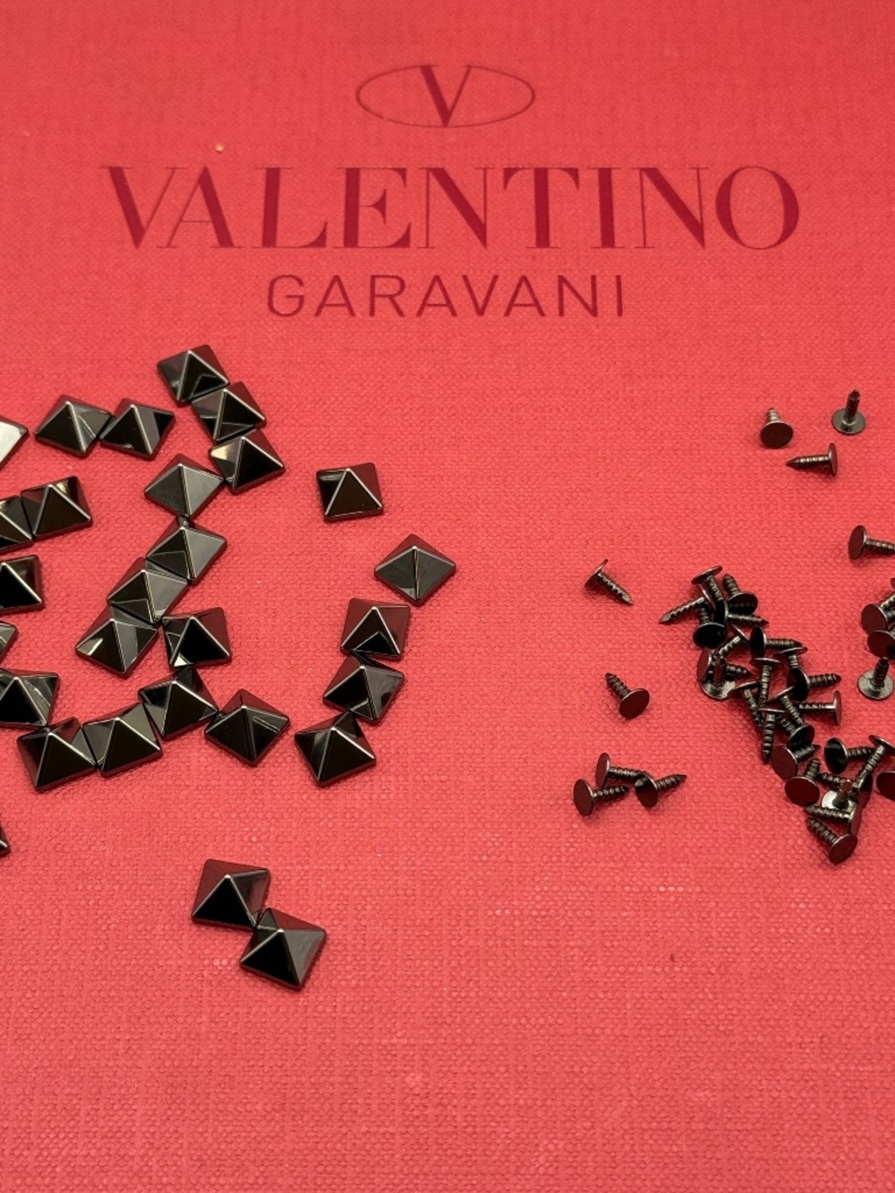Valentino Garavani Rockstud Spare Stud – Ruthenium Finish